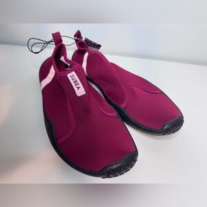 Subea Aquashoes 120 adult water shoes in a magenta/pink color, new with tags